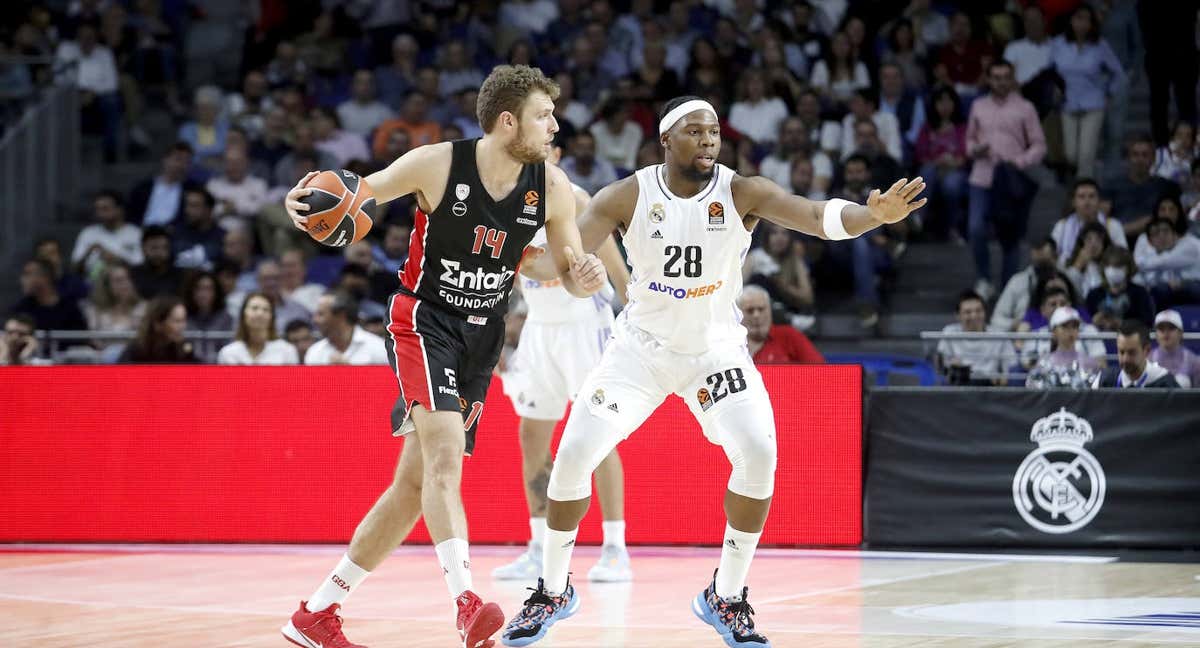 Sasha Vezenkov y Yabusele, durante el Real Madrid Olympiacos de esta primera vuelta de la Euroliga.