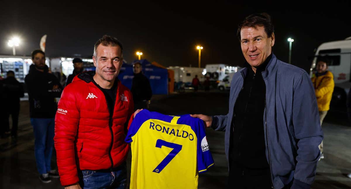 Rudi García posa con la camiseta de Cristiano Ronaldo en el Dakar./EUROPA PRESS