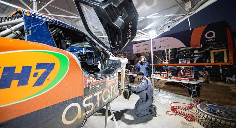 Un mecánico del Astara Team trabaja en el coche de Laia Sanz durante el Rally Dakar 2023.