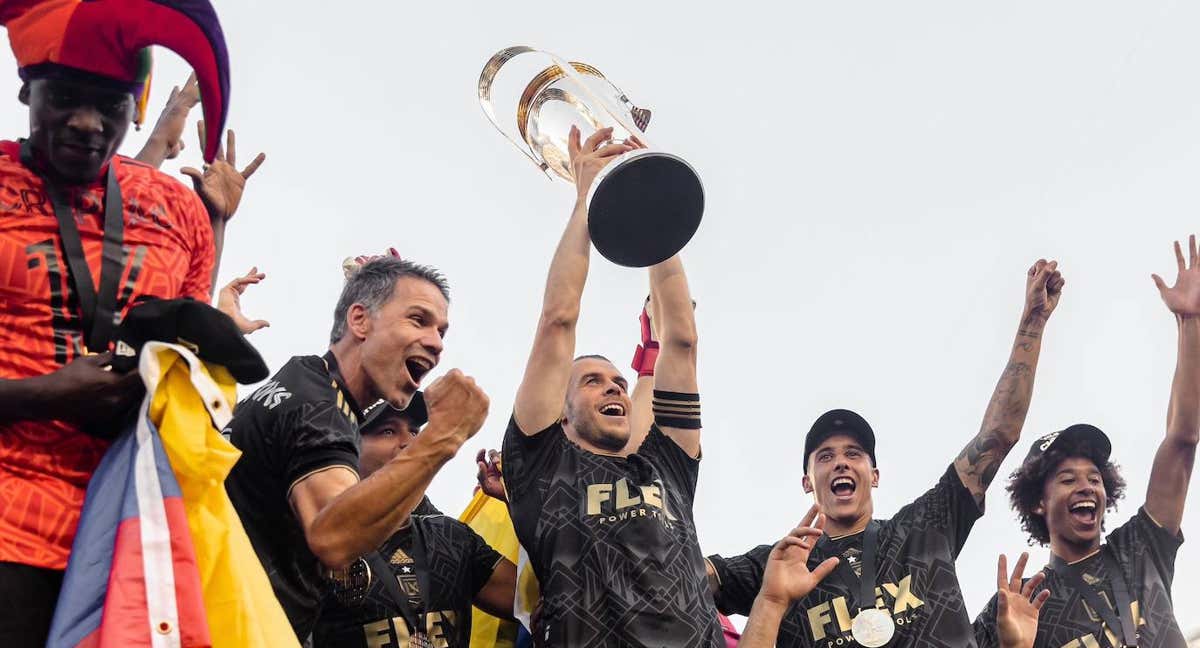 Bale levanta la copa de campeón de MLS Cup. /@LAFC