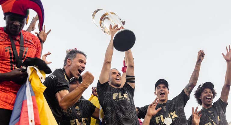Bale levanta la copa de campeón de MLS Cup.