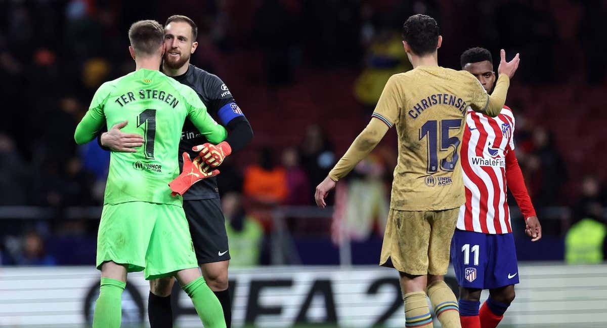 Oblak felicitó a Ter Stegen tras la derrota del Atlético en el Metropolitano. /EFE