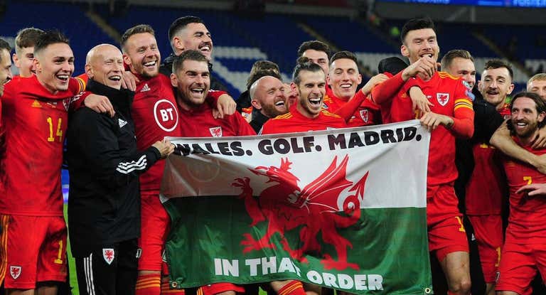 La famosa bandera con la que posó Bale con su selección: «Wales. Golf. Madrid. In that order».