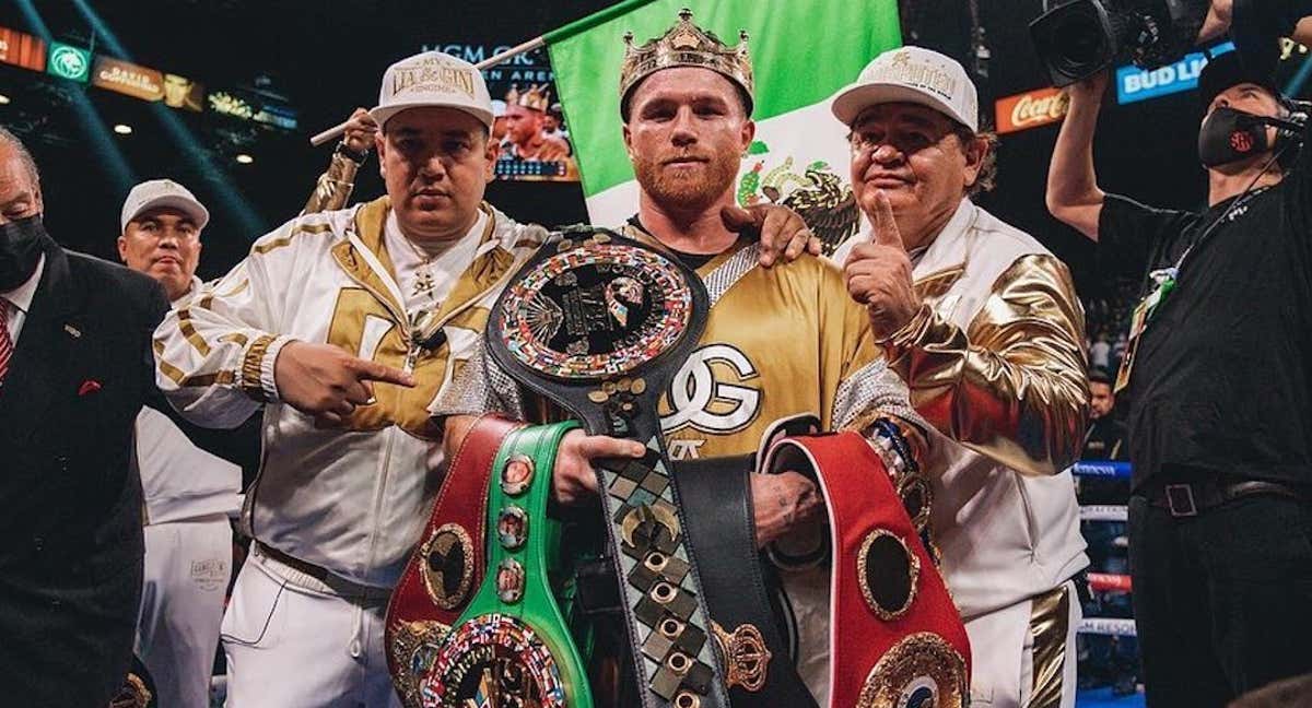 Canelo Álvarez posa con todos los cinturones del supermedio y sus entrenadores, Eddy y Chepo Reynoso, tras unificar la división./
