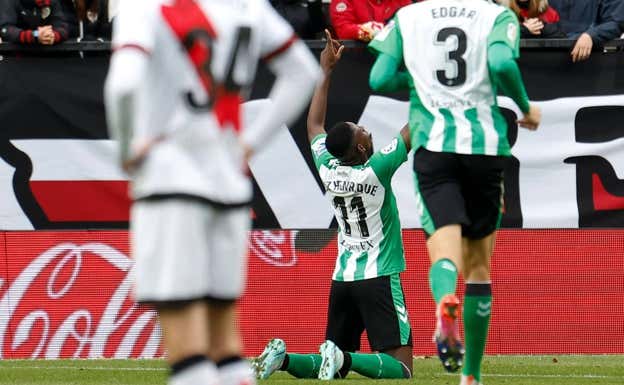 Luiz Henrique celebra su gol señalando al cielo en homenaje a su padre, recientemente fallecido. EFE