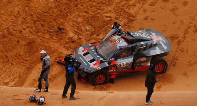 Carlos Sainz volvió tras ser evacuado en helicóptero, pero tuvo que abandonar