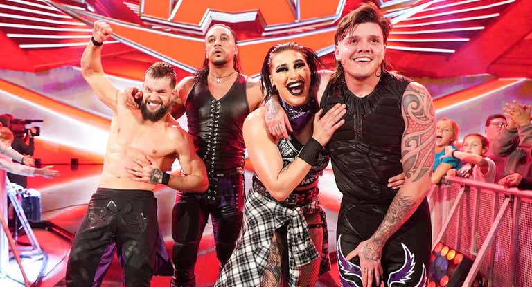 Finn Balor, Damian Priest, Rhea Ripley y Dominik Mysterio celebran su victoria en Raw.