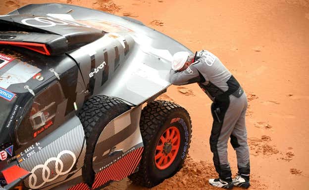Carlos Sainz se lamenta por no poder continuar en el Dakar.  AFP