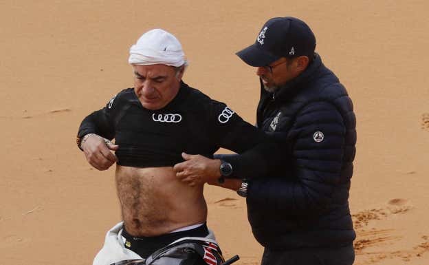 Carlos Sainz es atendido en el Dakar.  REUTERS