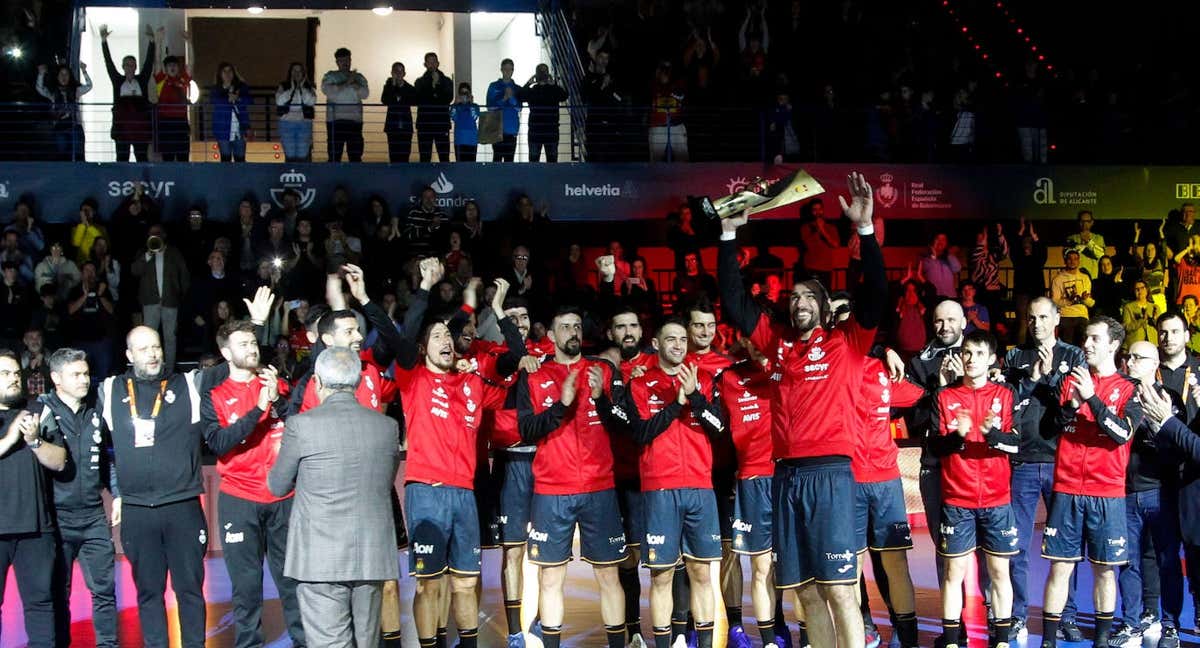 España celebra el título conquistado en el reciente Torneo Internacional de Benidorm. /EFE