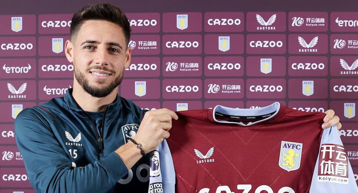 Álex Moreno pasa con la camiseta del Aston Villa./AVFC