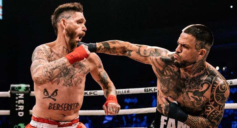 Joshua Famez golpea a Glendel Futrell durante su combate del pasado diciembre.