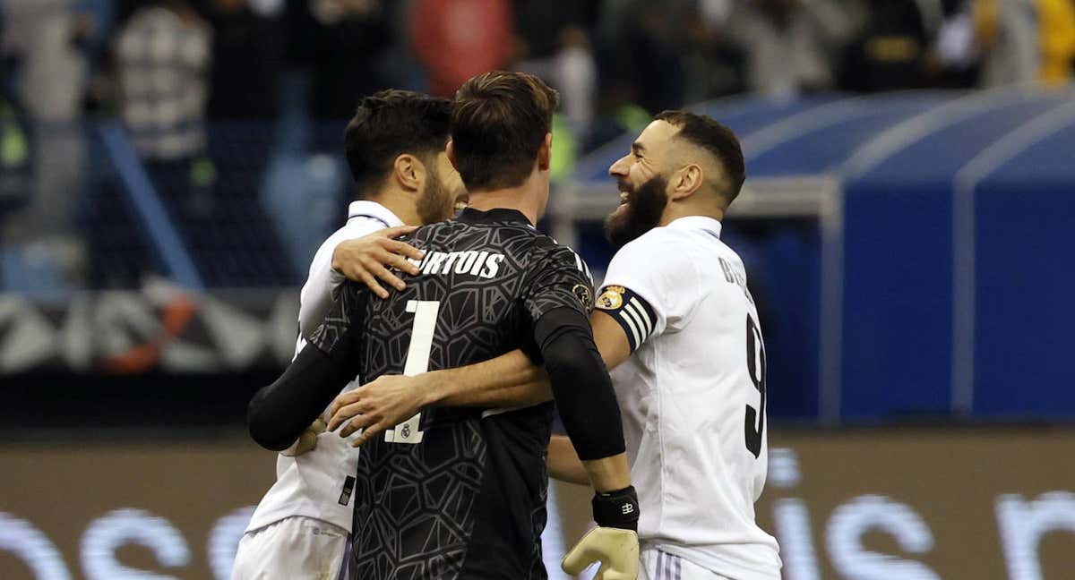 Courtois es abrazado por Carvajal y Asensio tras llevar al Madrid a la final de la Supercopa.