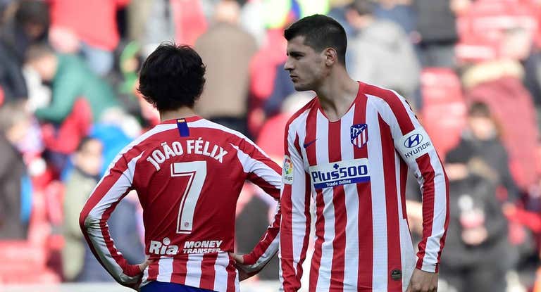 Morata y Joao Félix, en un partido de la temporada 2019-20, en la que acabó saliendo cedido el delantero madrileño.