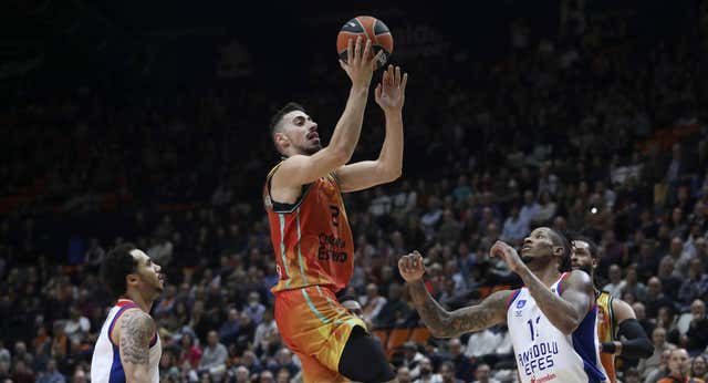 El Barça tira de oficio y Valencia Basket de heroicidad y juventud