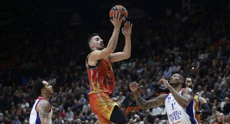 Josep Puerto ante Will Clyburn, en una acción del partido.