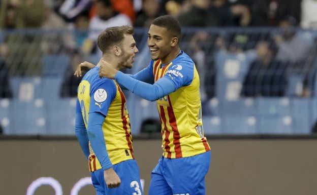 Lino y Lato celebran el tanto del Valencia.  EFE