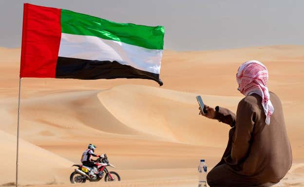 Un touareg fotografía a un corredor del Dakar. Efe