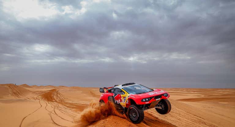 El coche de Sèbastien Loeb durante la etapa 11 del Dakar.