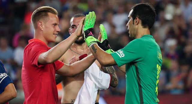 Ter Stegen le vuelve a ganar la partida a Bravo… siete temporadas después