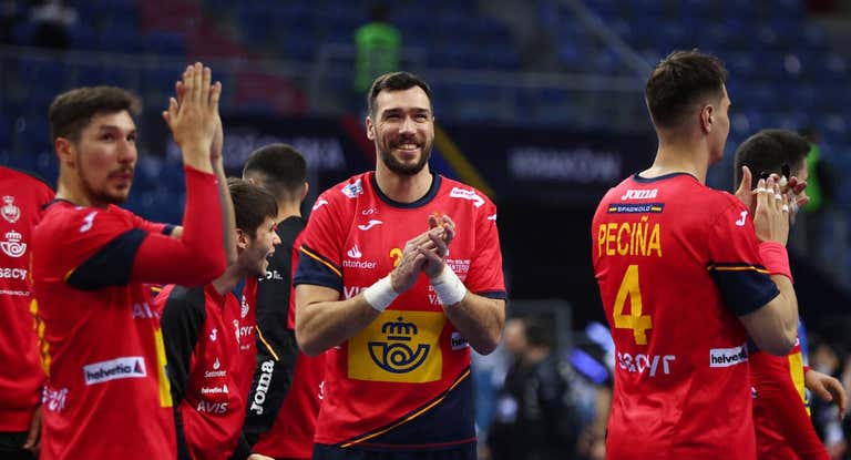 Los Hispanos celebran el triunfo ante Montenegro