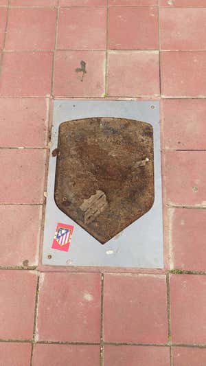La placa de Courtois, una de las veces que la rompieron. Relevo