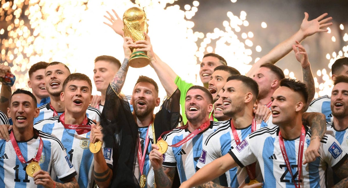 Messi levanta la Copa del Mundo.