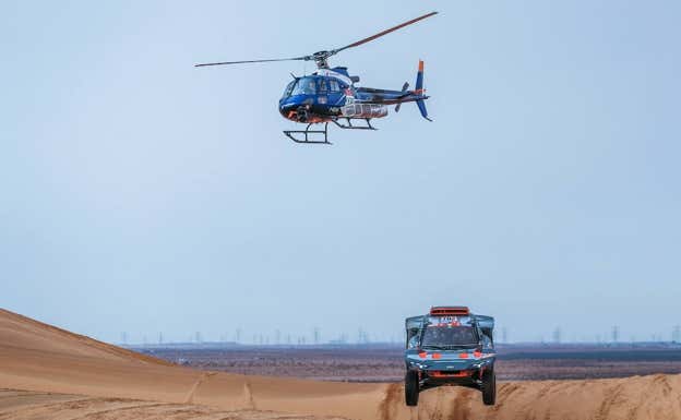 Carlos Sainz y Lucas Cruz saltan una duna en el Rally Dakar 2023.  Audi Sport