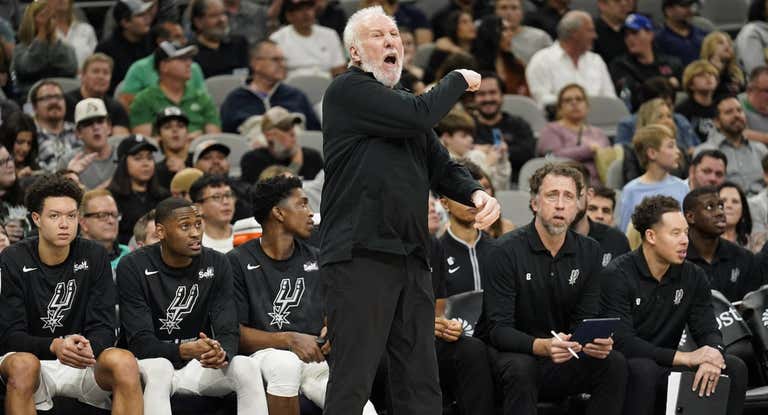 Gregg Popovich, entrenador de los San Antonio Spurs, da indicaciones en un partido en casa.