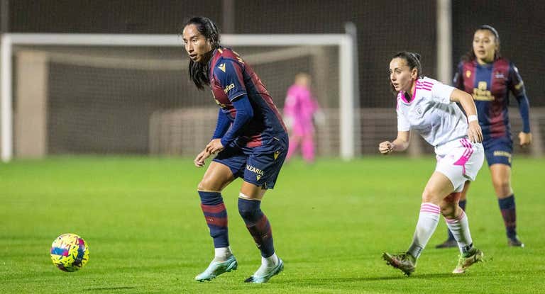 Mayra Ramírez, durante un partido con el Levante.