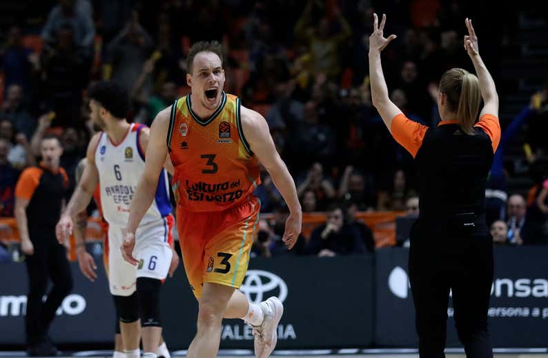 Valencia vence con sufrimiento; caen Barça y Baskonia