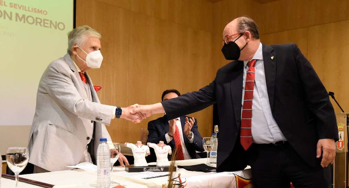 Rafael Carrión y José Castro se saludan./SEVILLA