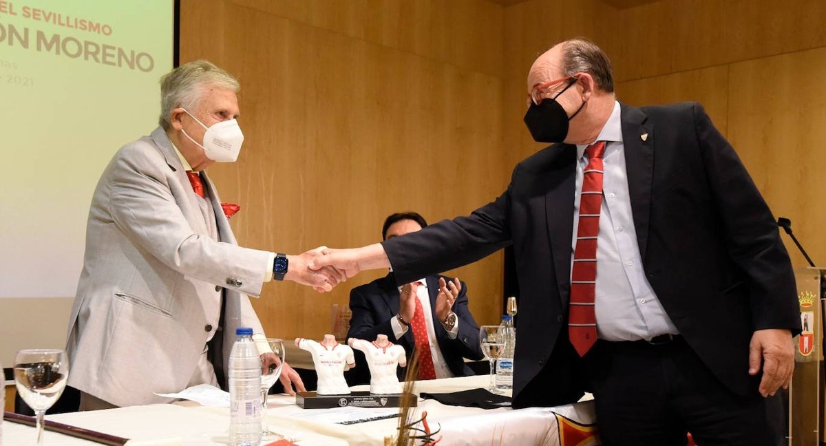 Rafael Carrión y José Castro se saludan.