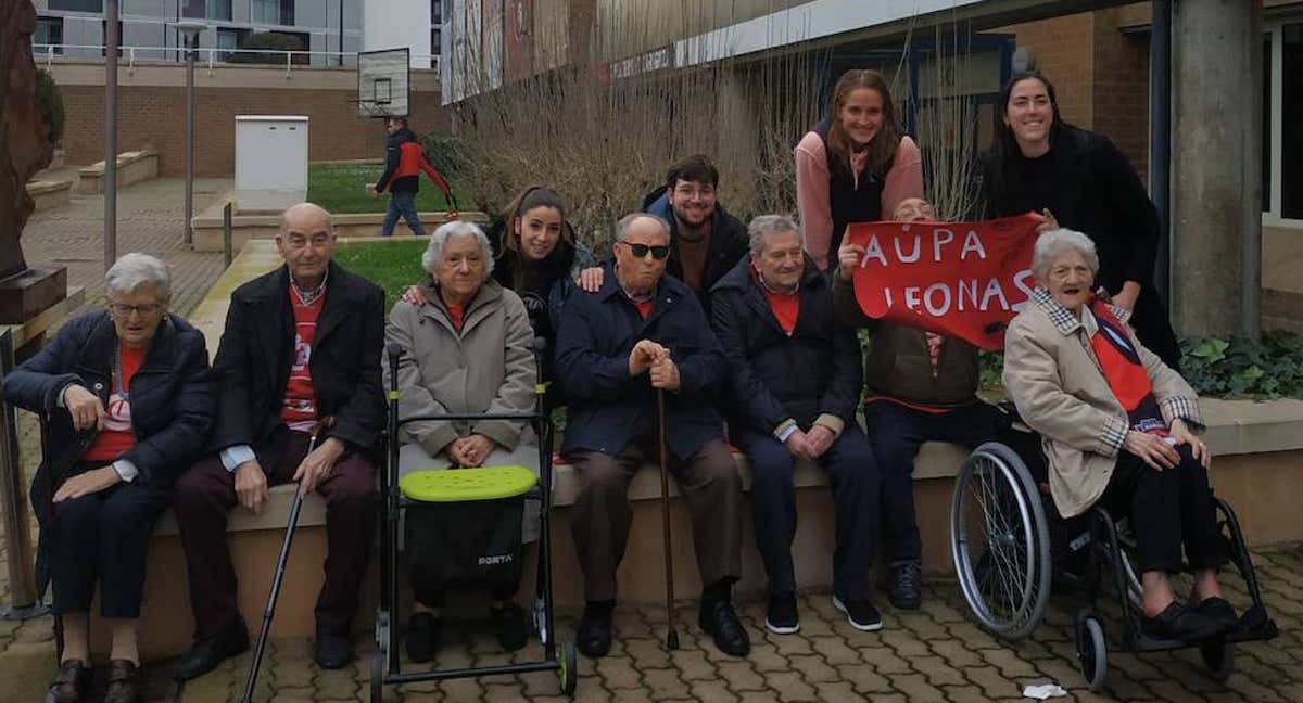 Los usuarios de la Residencia San Marcelino posan con las jugadoras del Casademont Zaragoza./ ALEJANDRO GARCÍA