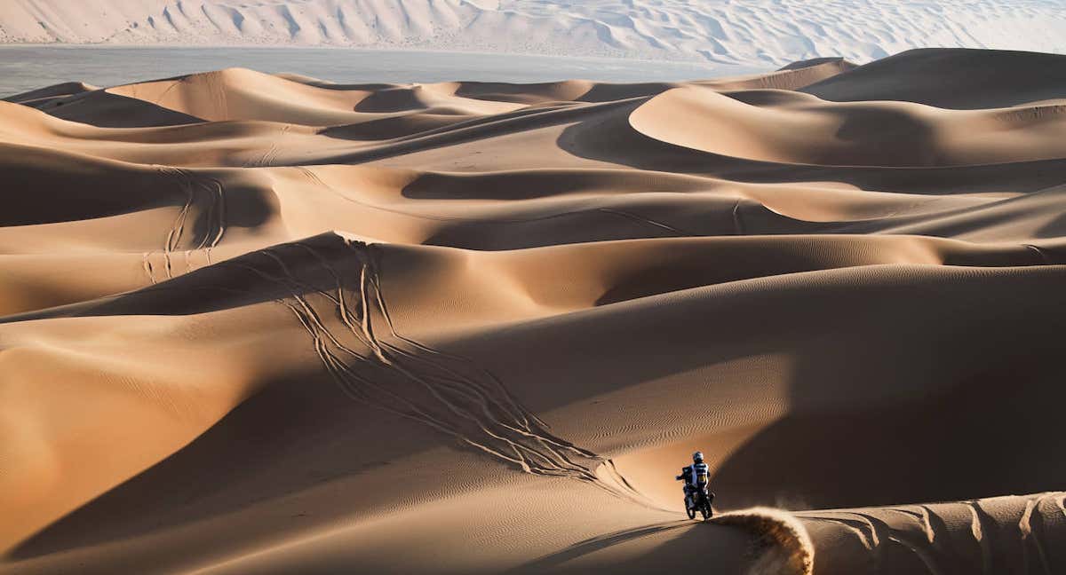 Skyler Howes, entre las dunas del Empty Quarter. /A.S.O./C.López