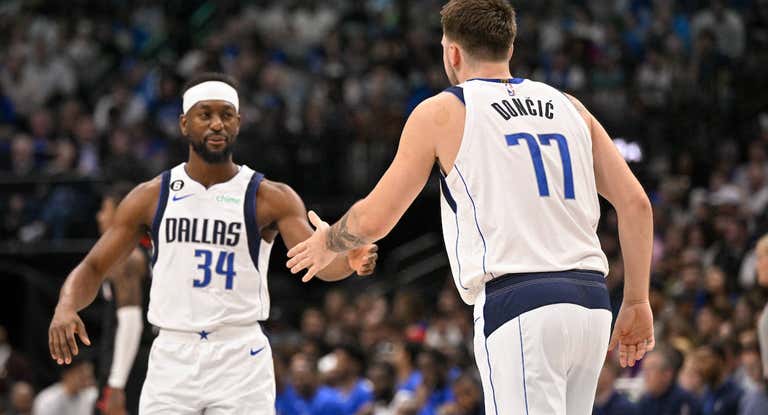 Luka Doncic felicita a Kemba Walker durante un partido con los Mavericks.