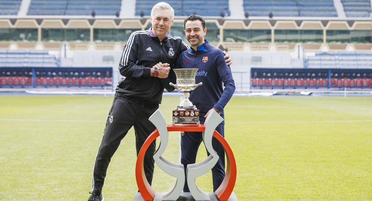 Ancelotti y Xavi posan con la Supercopa en la previa de la final. /EFE