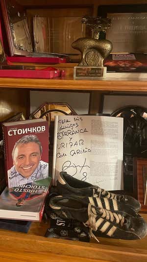 Los regalos que recibió Urizar.  RELEVO