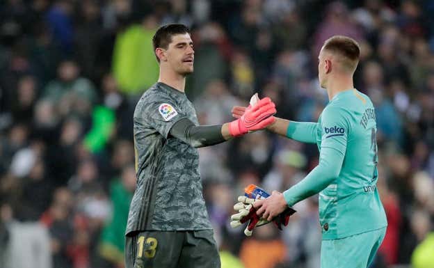 Courtois saluda a Ter Stegen en el último Clásico de Liga.  GETTY