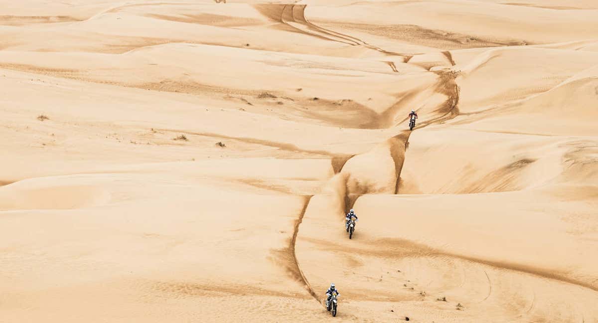 Tres motos durante una etapa del Rally Dakar 2023. /A.S.O./C.López