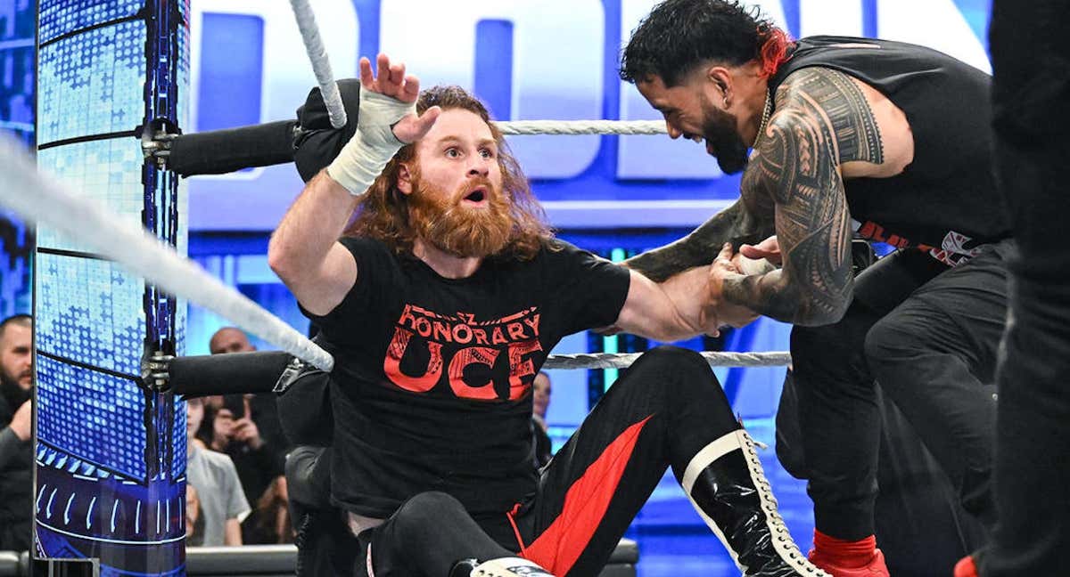 Sami Zayn recibe la ayuda de The Usos en SmackDown.