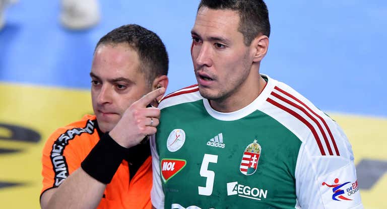 El croata Matija Gubica, a la izquierda, arbitra un partido del Europeo de Balonmano de 2018.