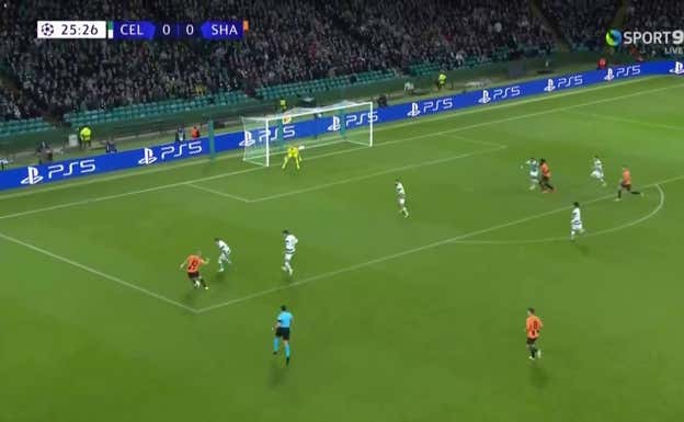 Mudryk encara a la defensa del Chelsea.
