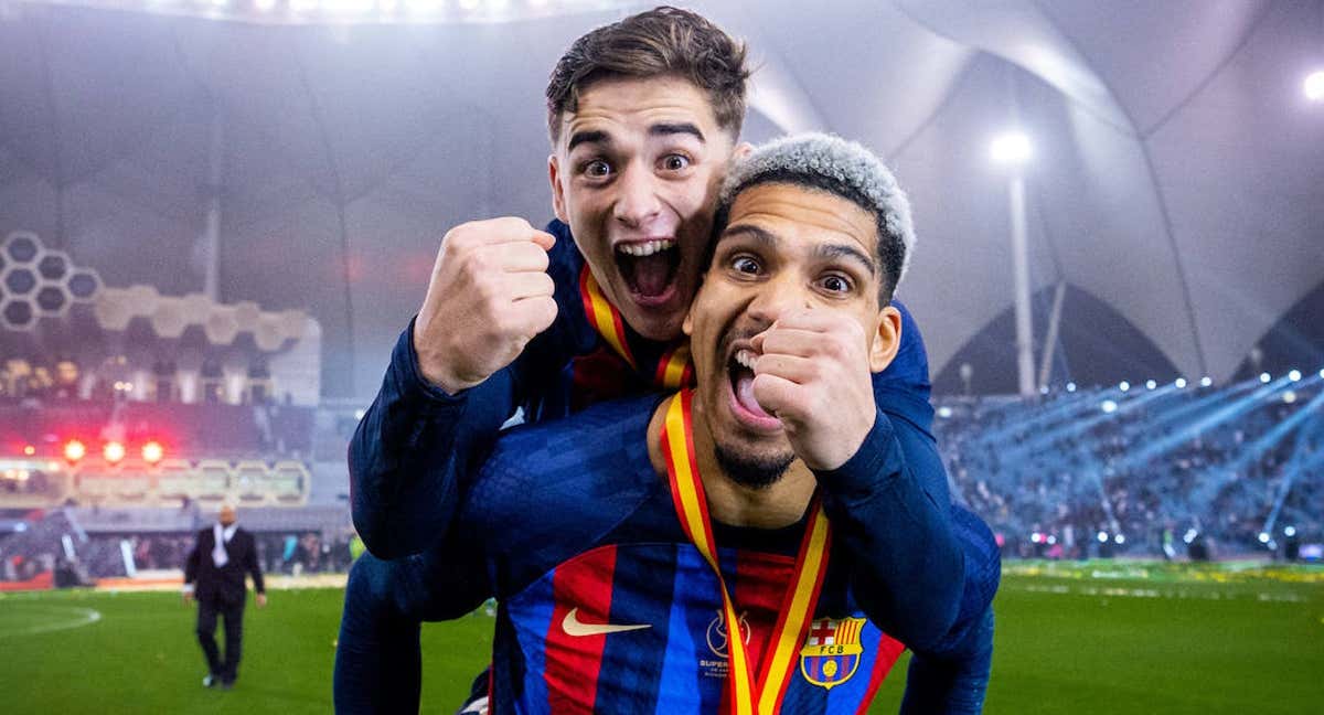 Gavi y Araujo, festejando sobre el césped del King Fahd Stadium. /FC BARCELONA