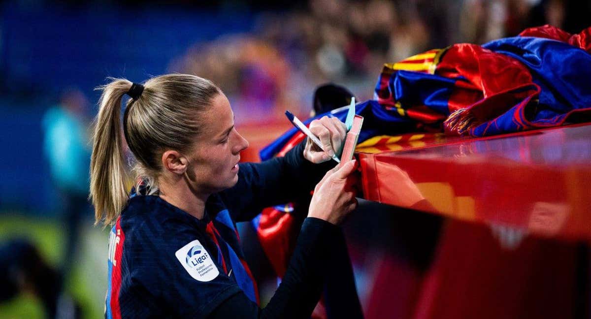 Crnogorcevic firma autógrafos tras el partido del Barça ante el Sevilla en Liga. /FC BARCELONA