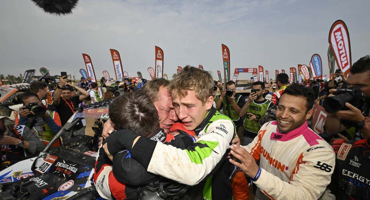 Eryk Gozal rompe en llanto con su padre y su tío al ganar el Rally Dakar 2023. /A.S.O./G.Soldano/DPPI