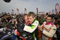 El piloto más joven de la historia en ganar un Dakar: thriller final y lágrimas de felicidad