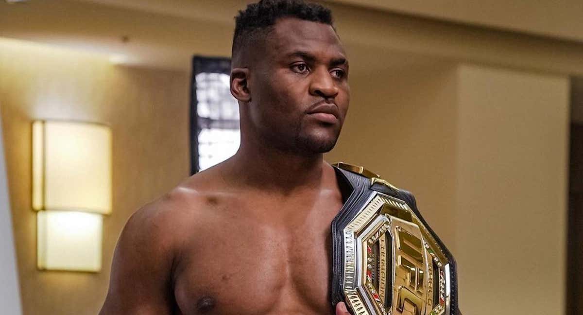 Francis Ngannou posa con el cinturón del peso pesado de la UFC./