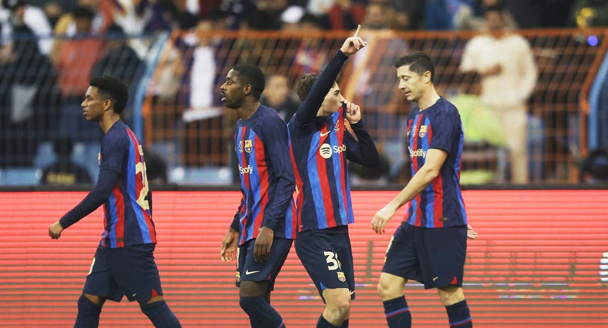 Gavi celebra su tanto con un beso al escudo./GETTY