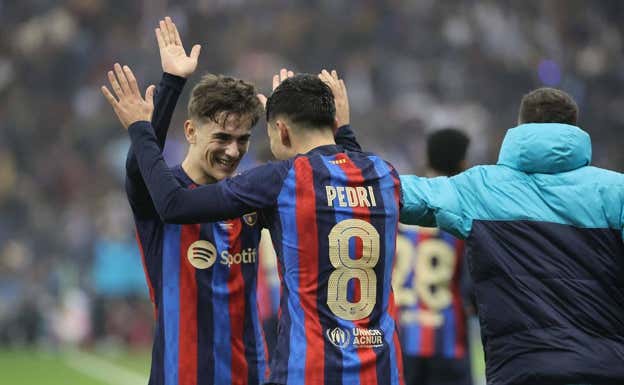 Gavi y Pedri celebran el primer gol del Barça.  AFP